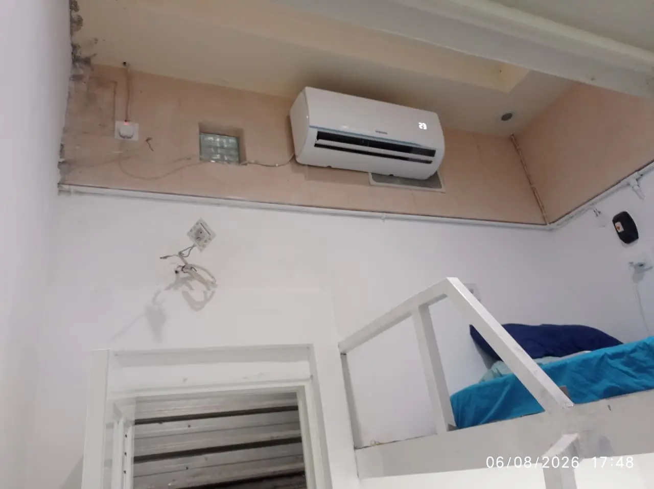 Foto Kamar F2 (Deluxe Room)  Kost Surabaya